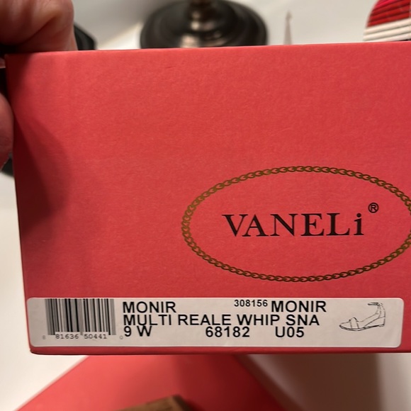 New vaneli sandal - Picture 5 of 5
